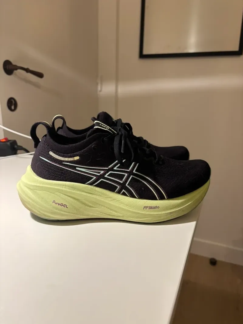 Used Asics Gel-Nimbus 26 Running Shoes