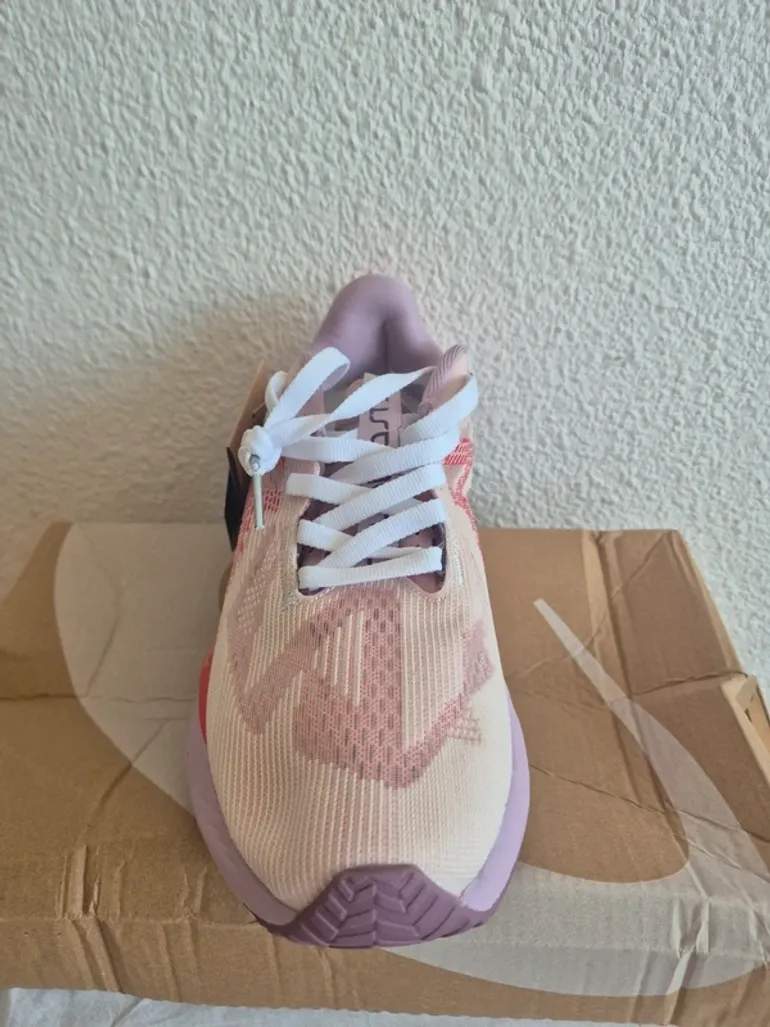 Used Asics Novablast 5 LE bike — image 4 of 7