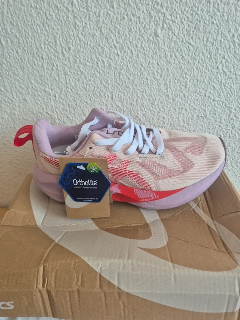 Used Asics Novablast 5 LE bike — image 2 of 7