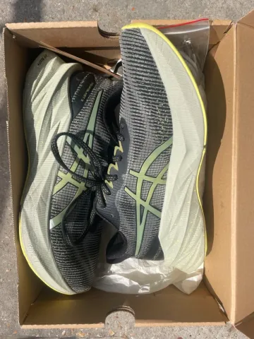 Used Asics Nova blast 3 bike — image 3 of 8