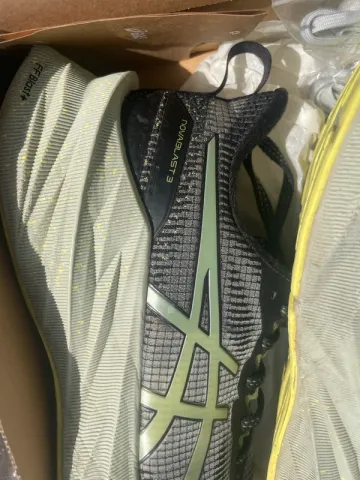 Used Asics Nova blast 3 bike — image 2 of 8