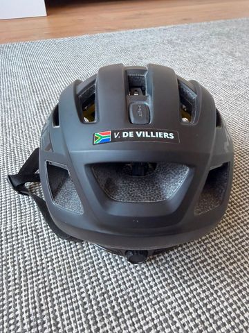 Used MET Cycling Helmet 2024 bike — image 4 of 7