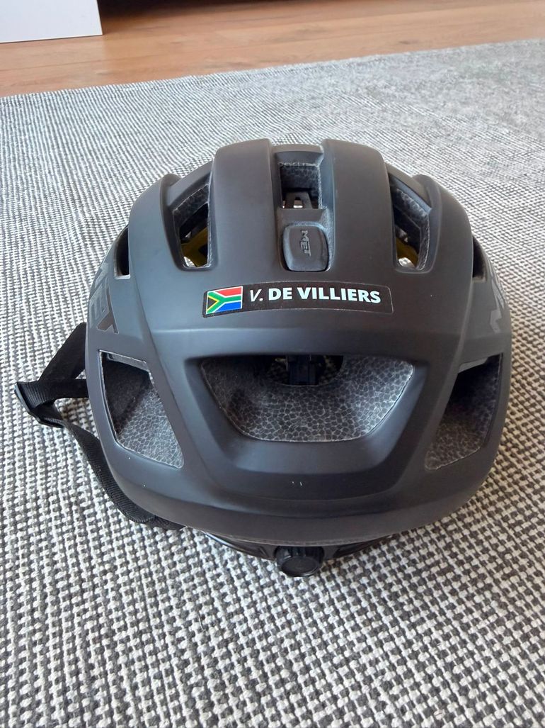 Used MET Cycling Helmet 2024 bike — image 4 of 7
