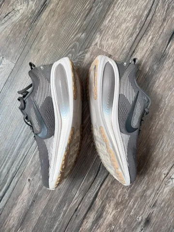Gebrauchtes Nike Zoom Vomero 18 2026 bike — Bild 2 von 11