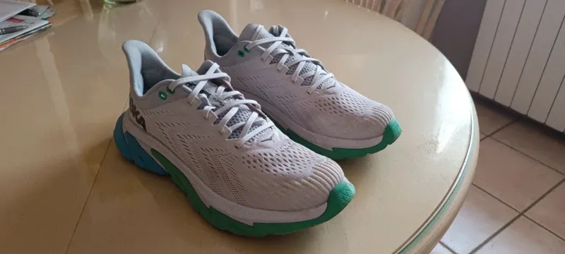 Hoka Clifton Edge Running Shoes d'occasion