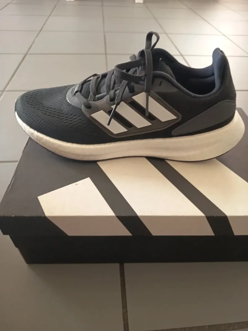 Käytetty Adidas Pure boost 22 Running Shoes