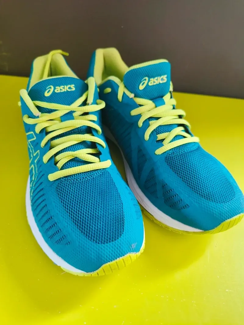 Used Asics GEL-DS Trainer 23 Running Shoes