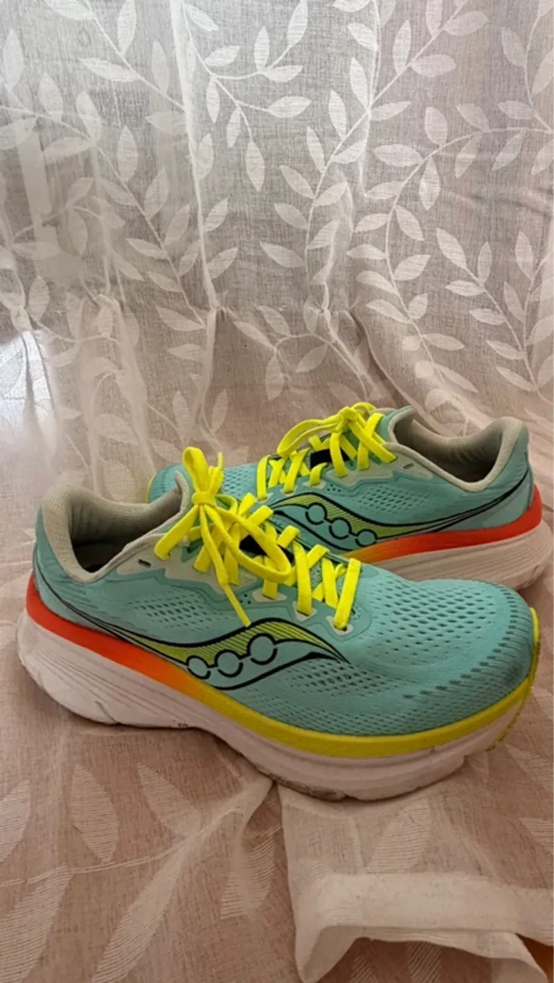 Used Saucony Guide 19 Running Shoes