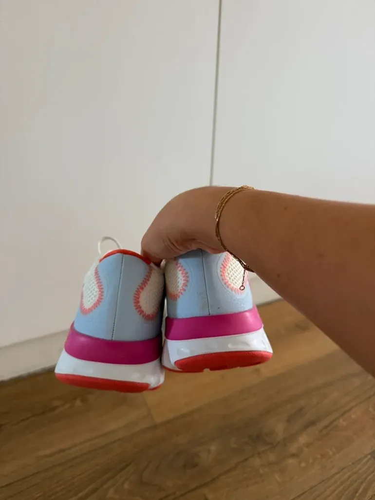 Used Nike Running Shoes bike — image 3 of 6