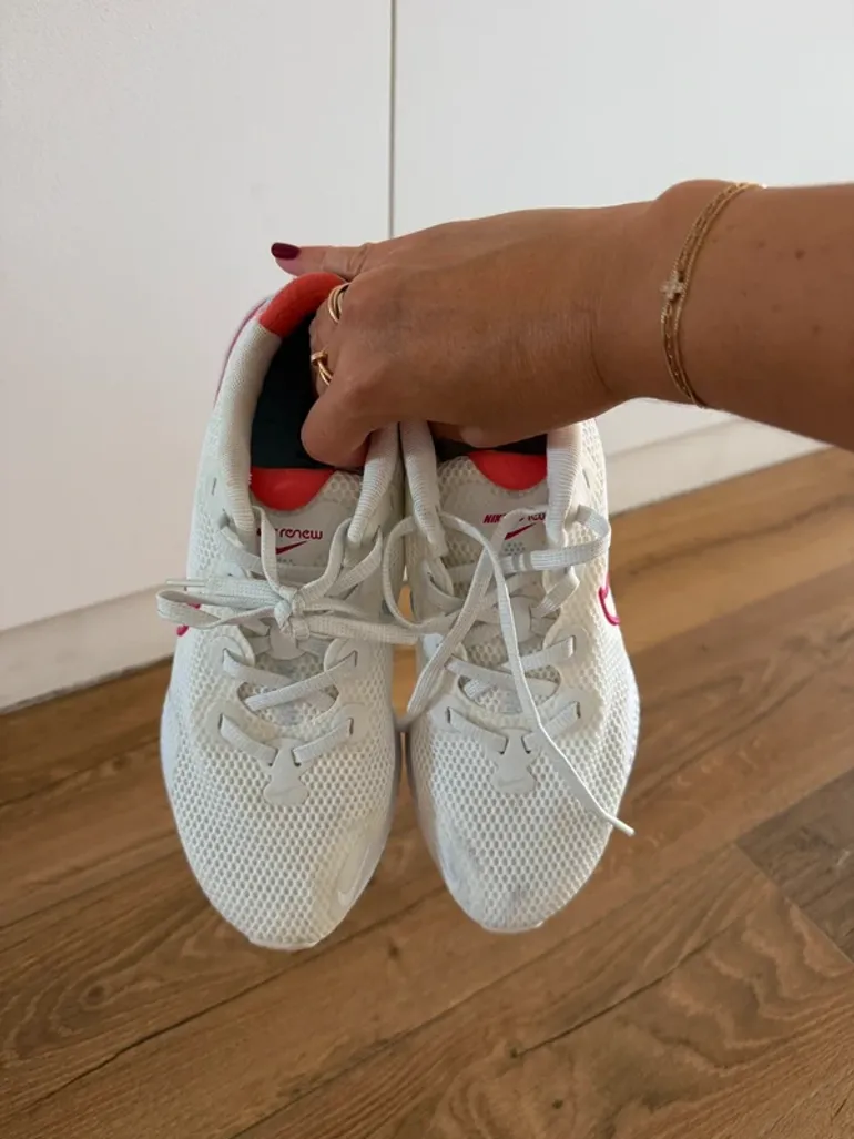 Used Nike Running Shoes bike — image 4 of 6