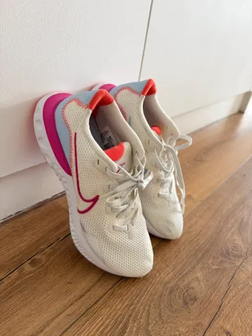 Used Nike Running Shoes bike — image 2 of 6