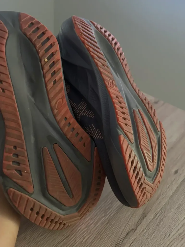 Używany Asics Novablast 5 bike — zdjęcie 3 z 3