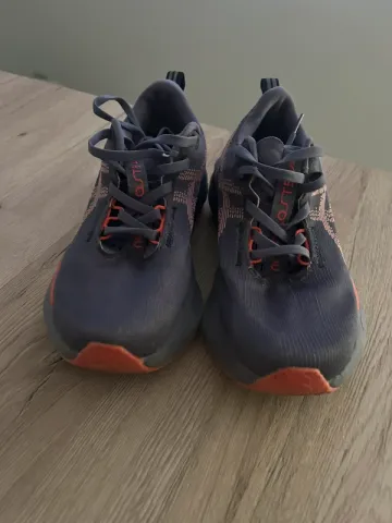 Używany Asics Novablast 5 bike — zdjęcie 2 z 3