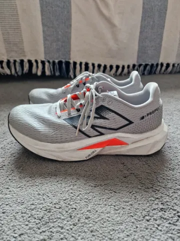 Used New Balance Fuelcell Propel V5 bike — image 3 of 8