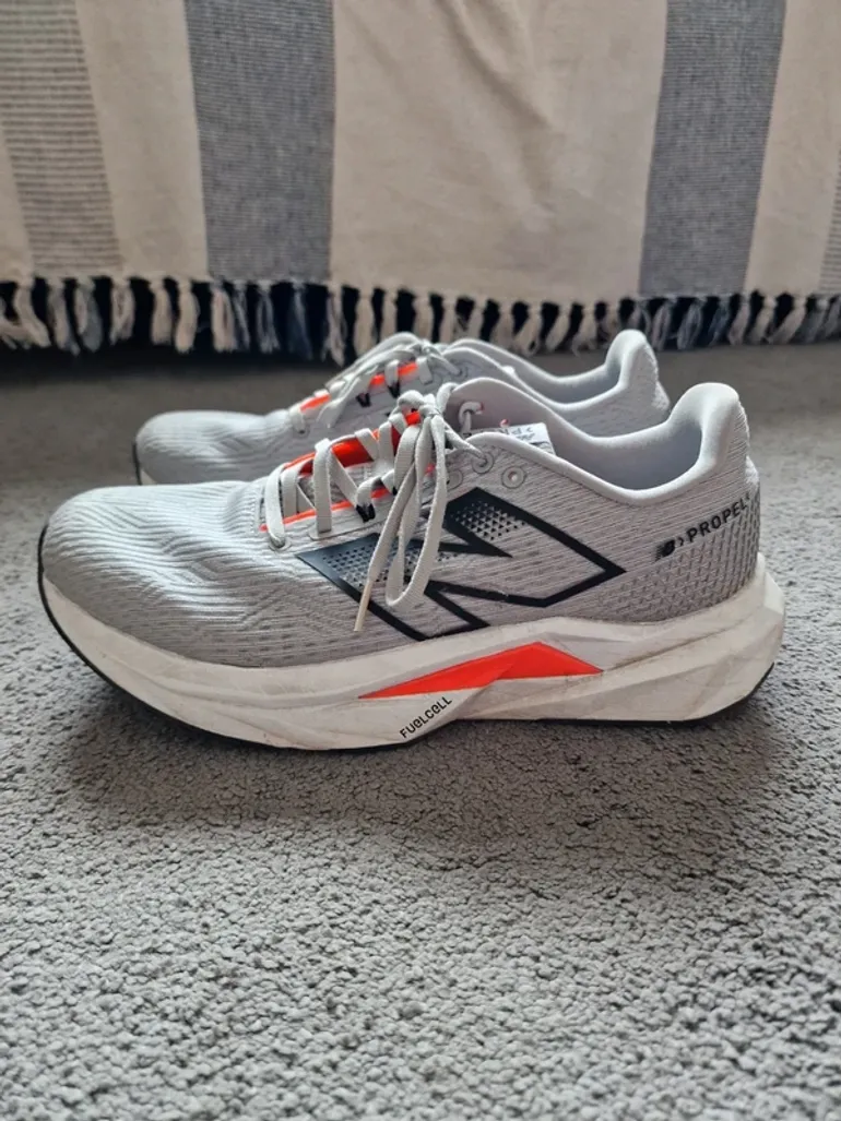 Used New Balance Fuelcell Propel V5 bike — image 3 of 8