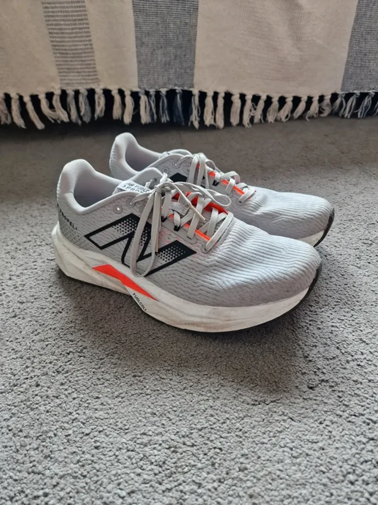 Used New Balance Fuelcell Propel V5 bike — image 2 of 8