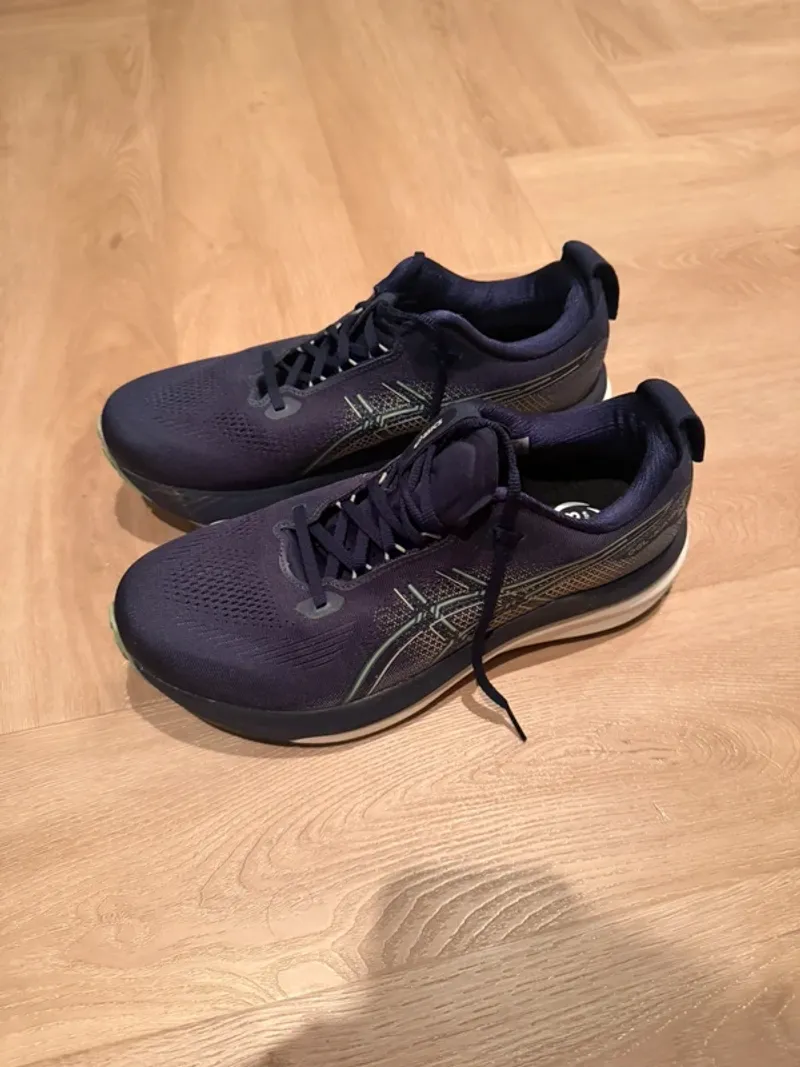 Used Asics GEL-Kayano 33 Running Shoes
