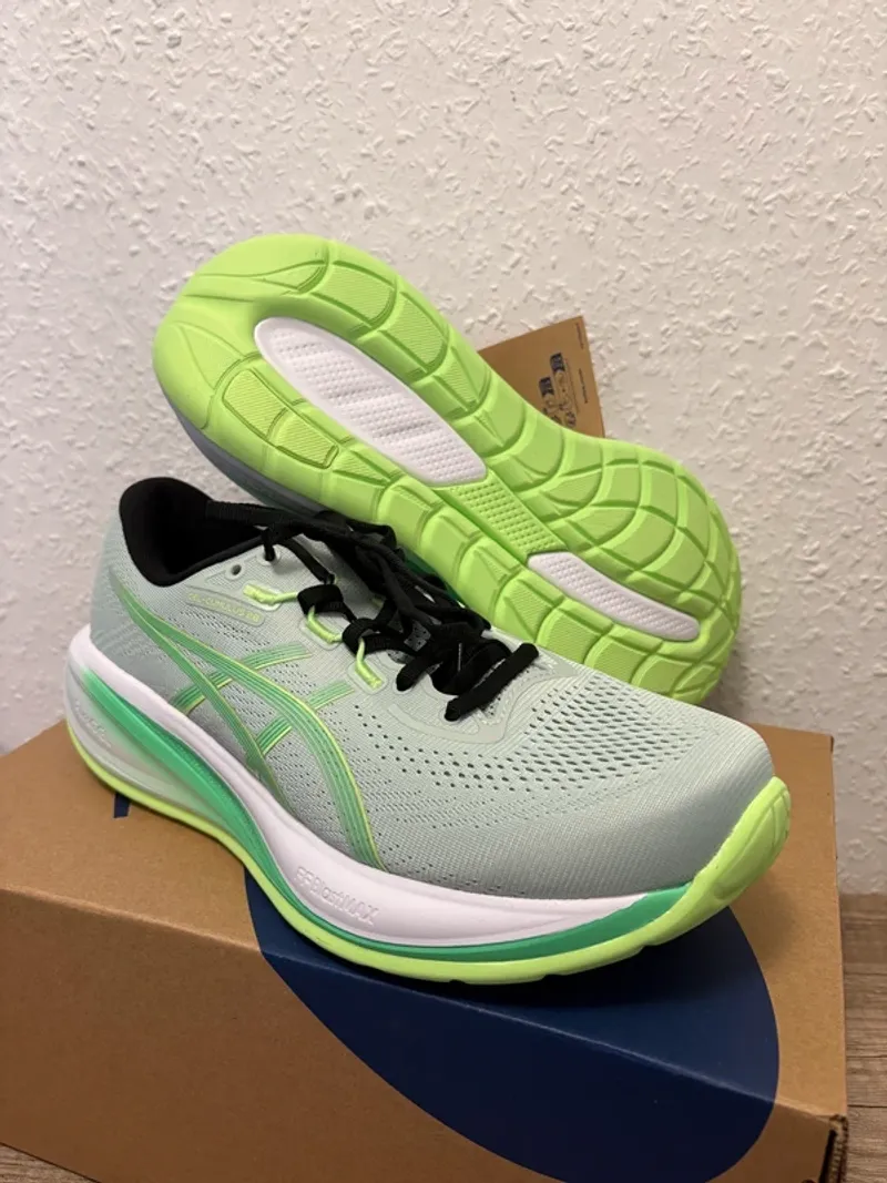 Used Ideal Gel-Cumulus 28 Running Shoes