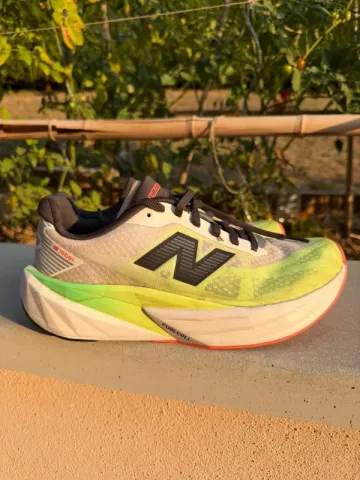 Używany New Balance Fuelcell Rebel V5 bike — zdjęcie 1 z 3