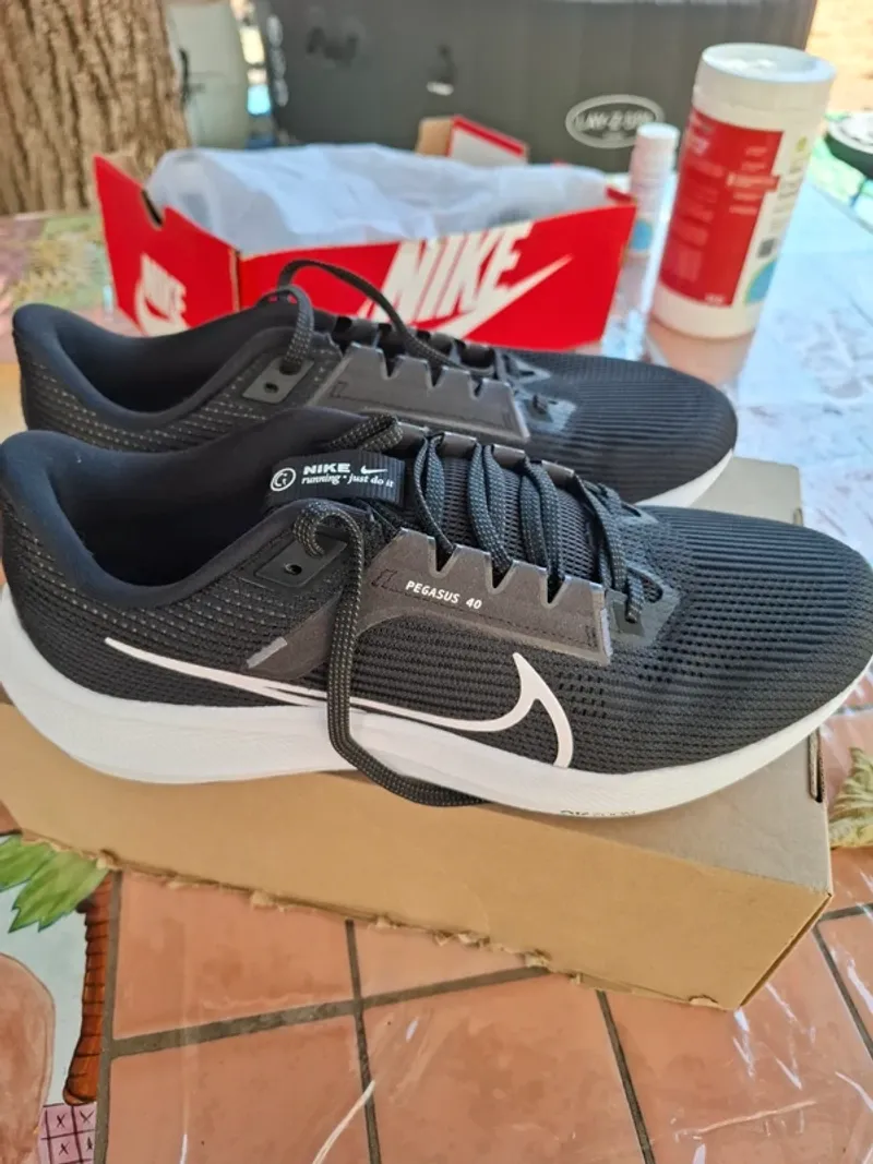 Used Pegasus Air Zoom 40 Running Shoes