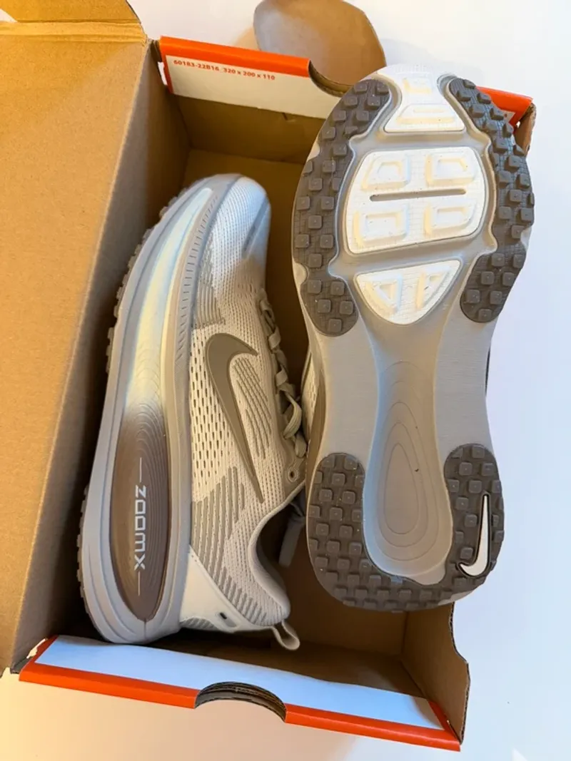 Used Nike Vomero 18 Running Shoes