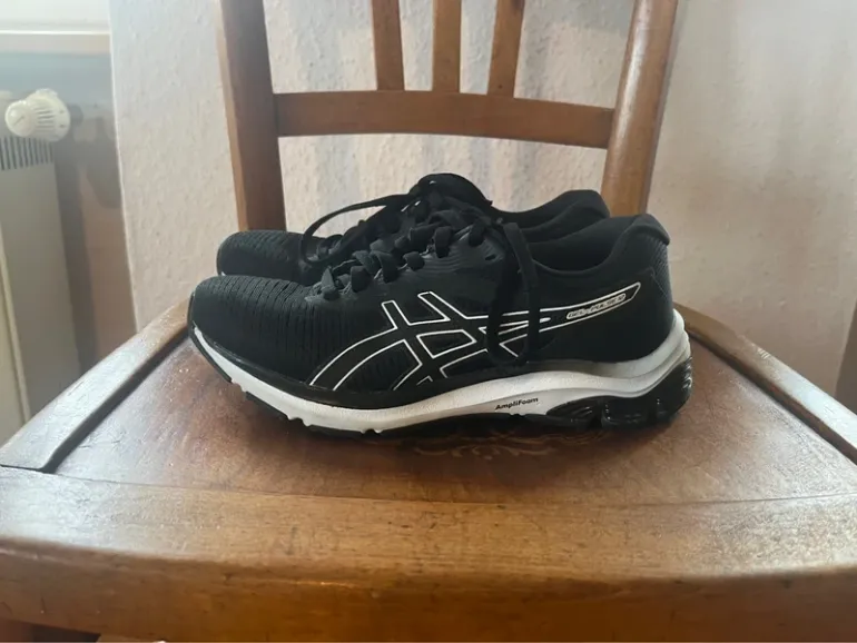 Used Asics Running sneaker bike — image 2 of 4