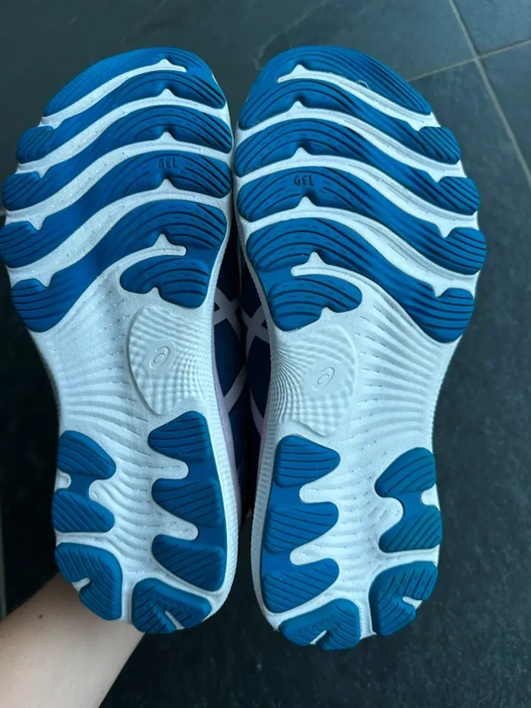 Used Asics Gel-Nimbus 24 bike — image 2 of 2