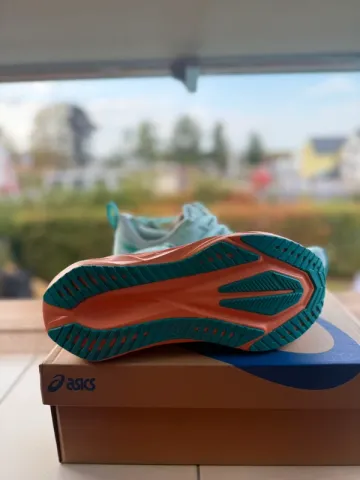 Brugt Asics Novablast 5 bike — billede 2 af 5