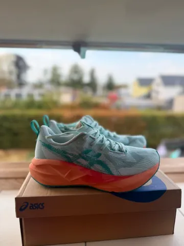 Brugt Asics Novablast 5 bike — billede 1 af 5