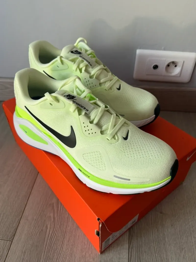 Used Nike Structure 26 Running Shoes