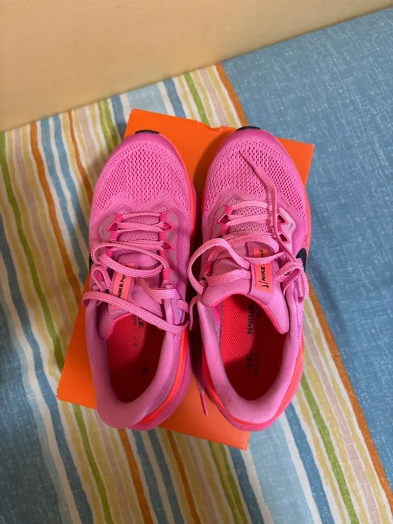 Used Nike sneakers bike — image 3 of 7