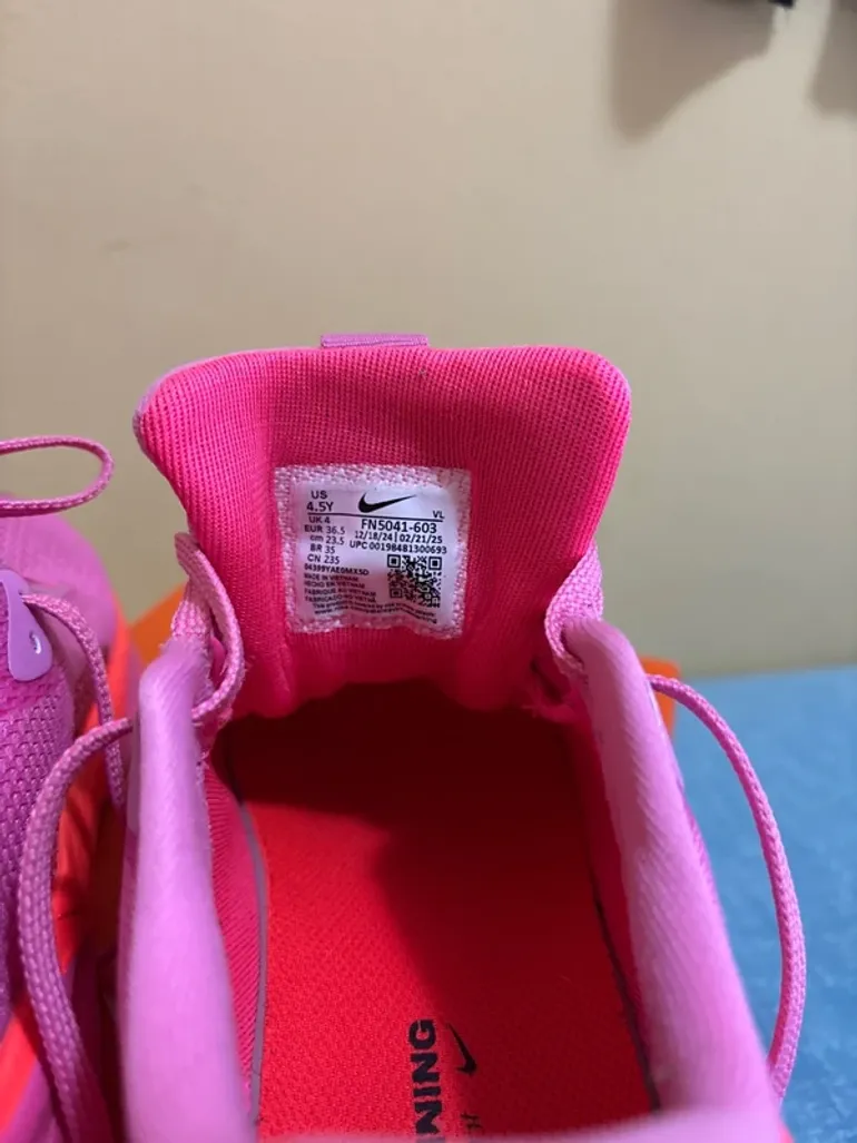 Used Nike sneakers bike — image 7 of 7