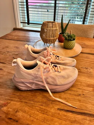Used Asics Novablast 5 bike — image 1 of 7