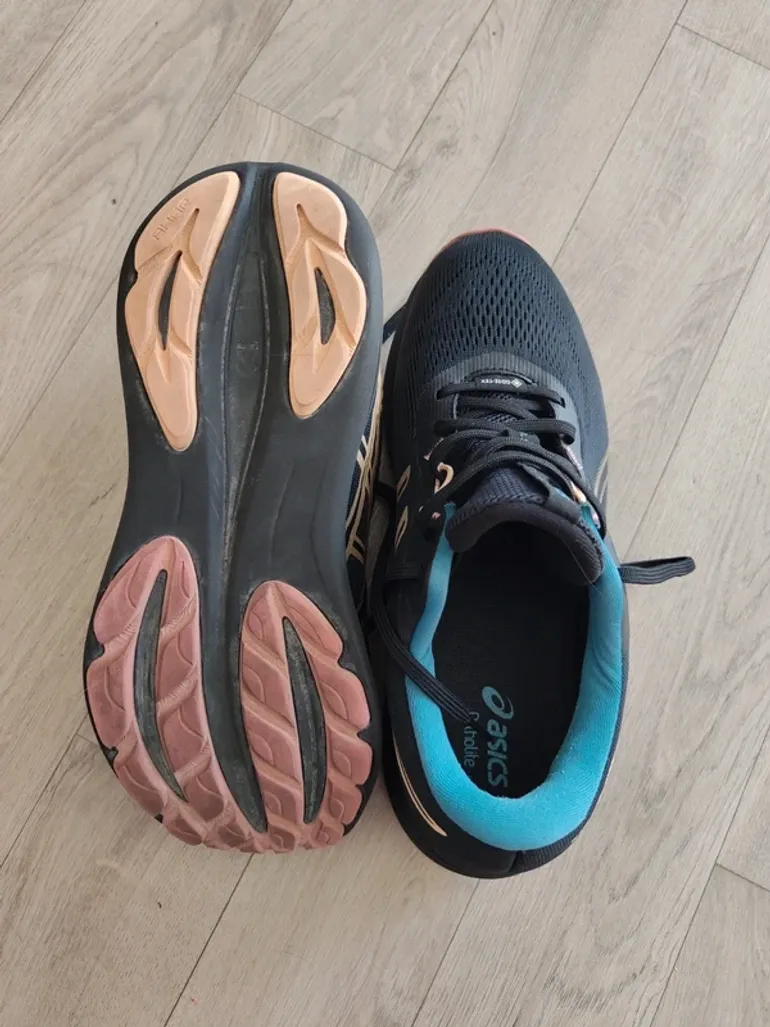 Used Asics Running Shoes bike — image 2 of 5
