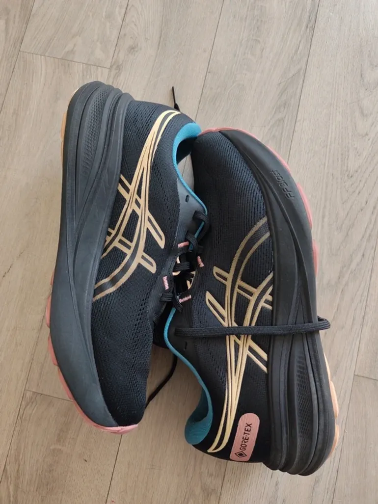 Used Asics Running Shoes bike — image 3 of 5