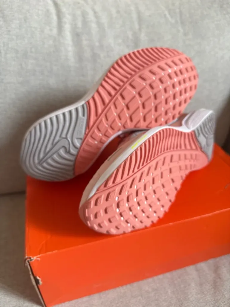 Used Nike Air Zoom Vomero 16 bike — image 11 of 13