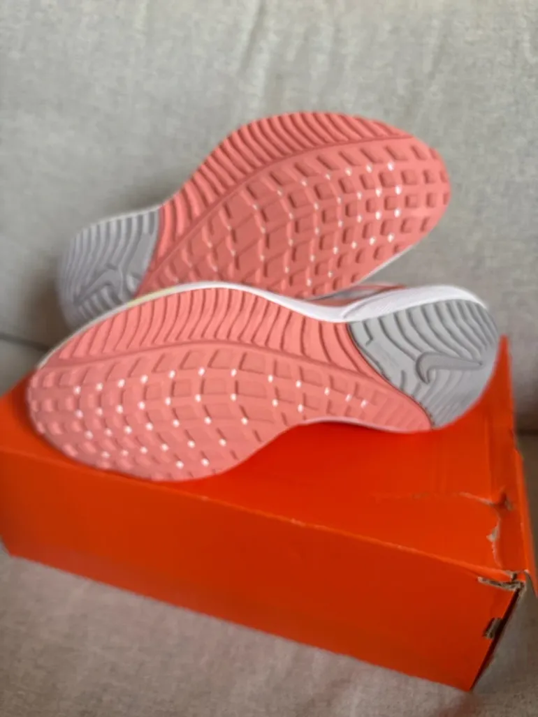 Used Nike Air Zoom Vomero 16 bike — image 10 of 13