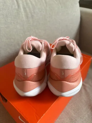Used Nike Air Zoom Vomero 16 bike — image 6 of 13