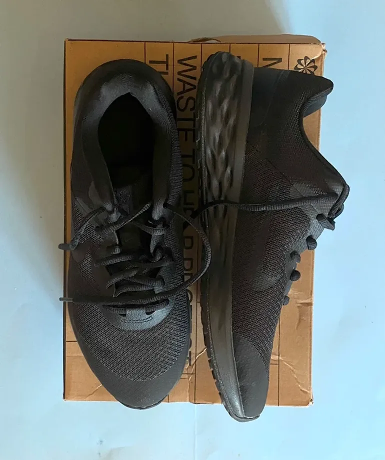 Used Nike Running Shoes bike — image 3 of 6