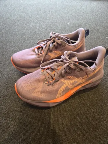 Brugt Asics Novablast 5 bike — billede 2 af 7