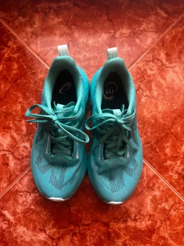 Brugt Asics Novablast 5 bike — billede 1 af 4