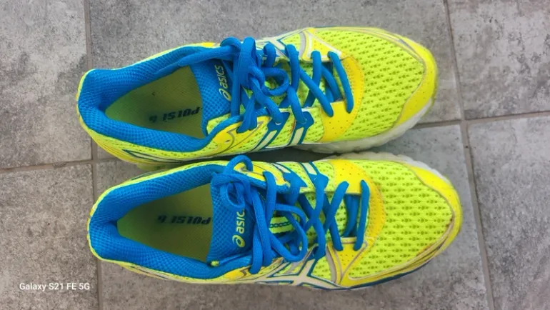 Used Asics Running Shoes bike — image 2 of 4