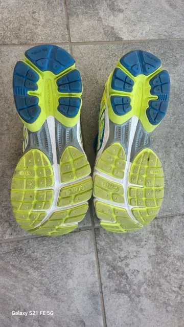 Used Asics Running Shoes bike — image 3 of 4