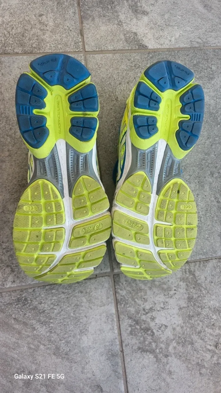 Used Asics Running Shoes bike — image 3 of 4