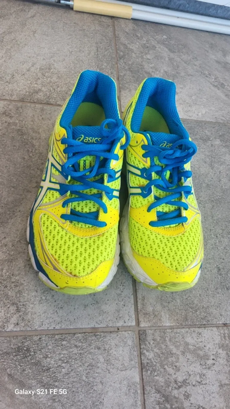Used Asics Running Shoes bike — image 4 of 4