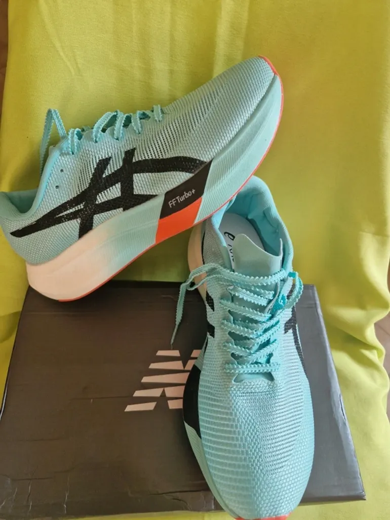 Used Asics Running Shoes bike — image 3 of 4