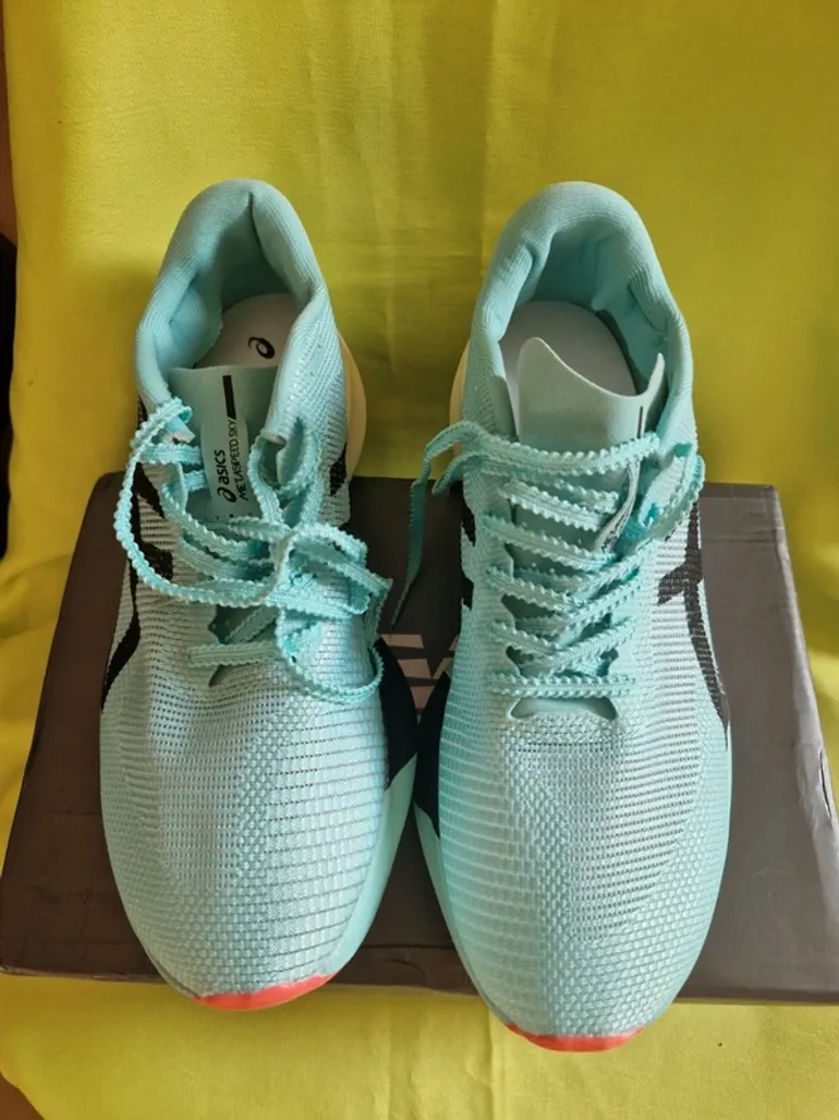 Used Asics Running Shoes bike — image 2 of 4