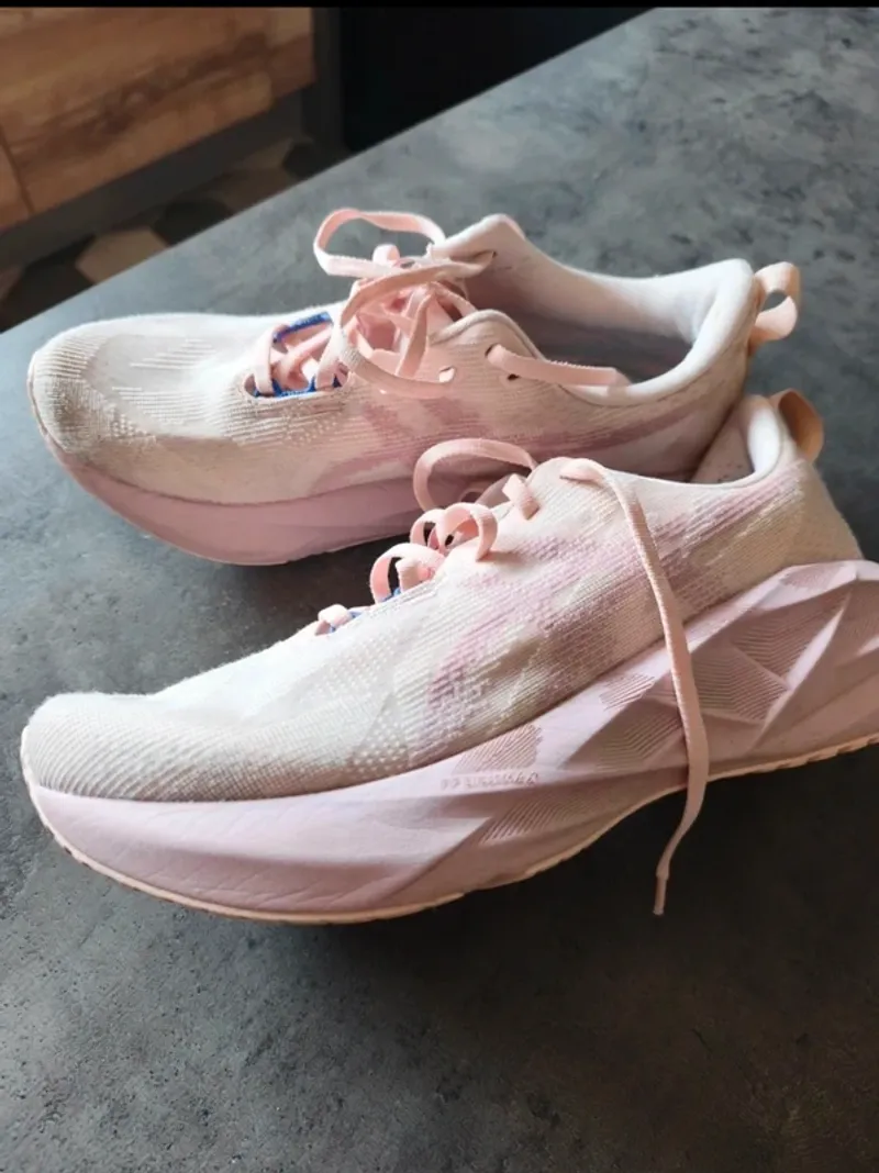 Brugt Asics Novablast 5 Running Shoes