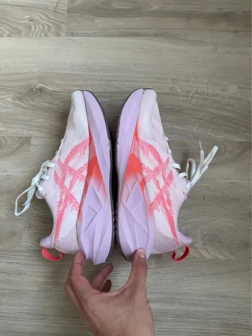 Asics Novablast 5 bike d'occasion — image 2 sur 7