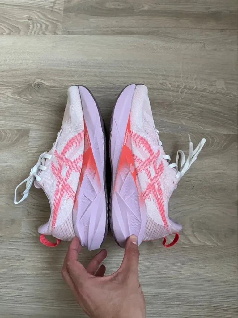 Asics Novablast 5 bike d'occasion — image 2 sur 7